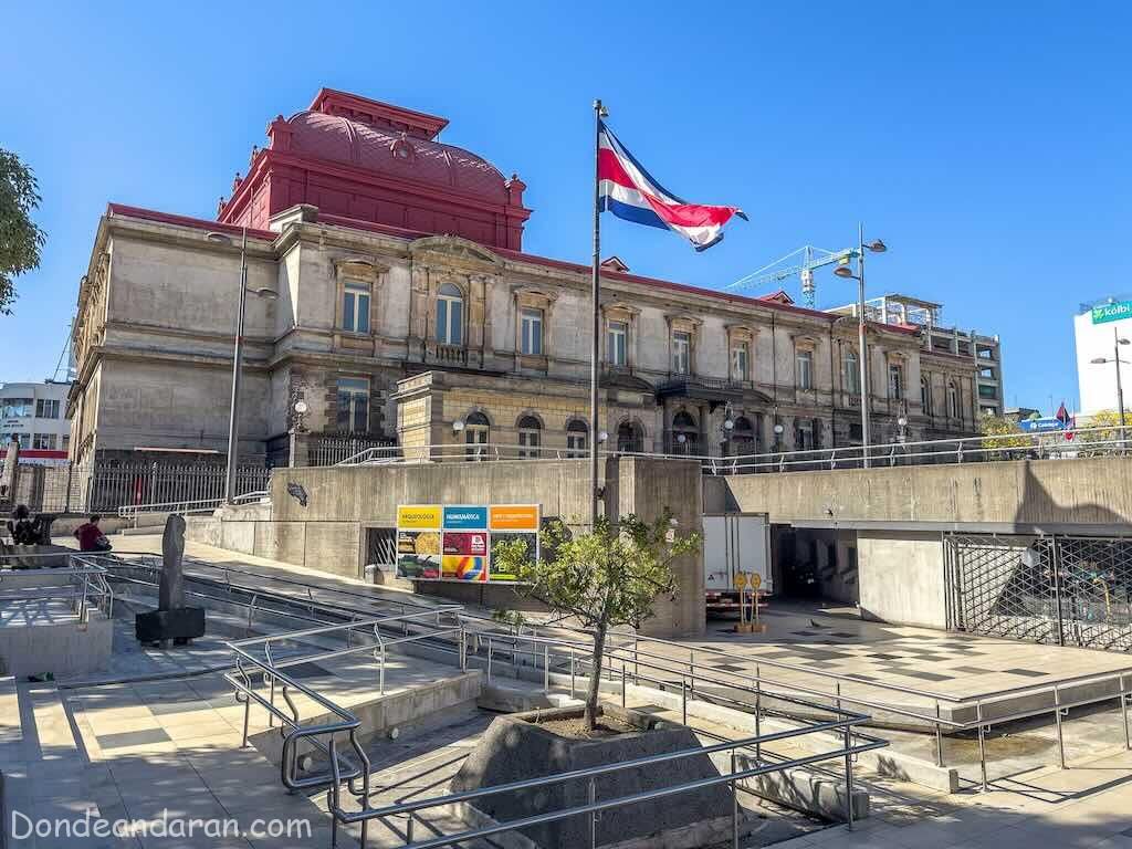 Lateral del Teatro Nacional desde la Plaza de la Cultura.