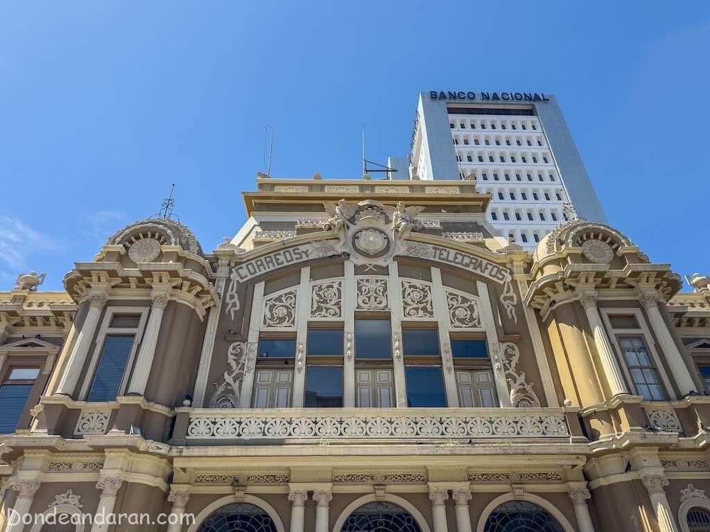 Fachada del Edificio Central de Correos y Telégrafos de Costa Rica.