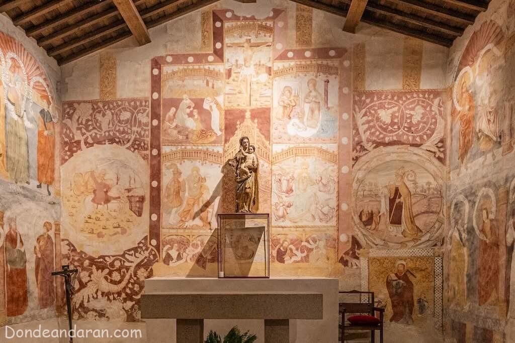 Interior de la Ermita de Nuestra señora de Fernandiel.