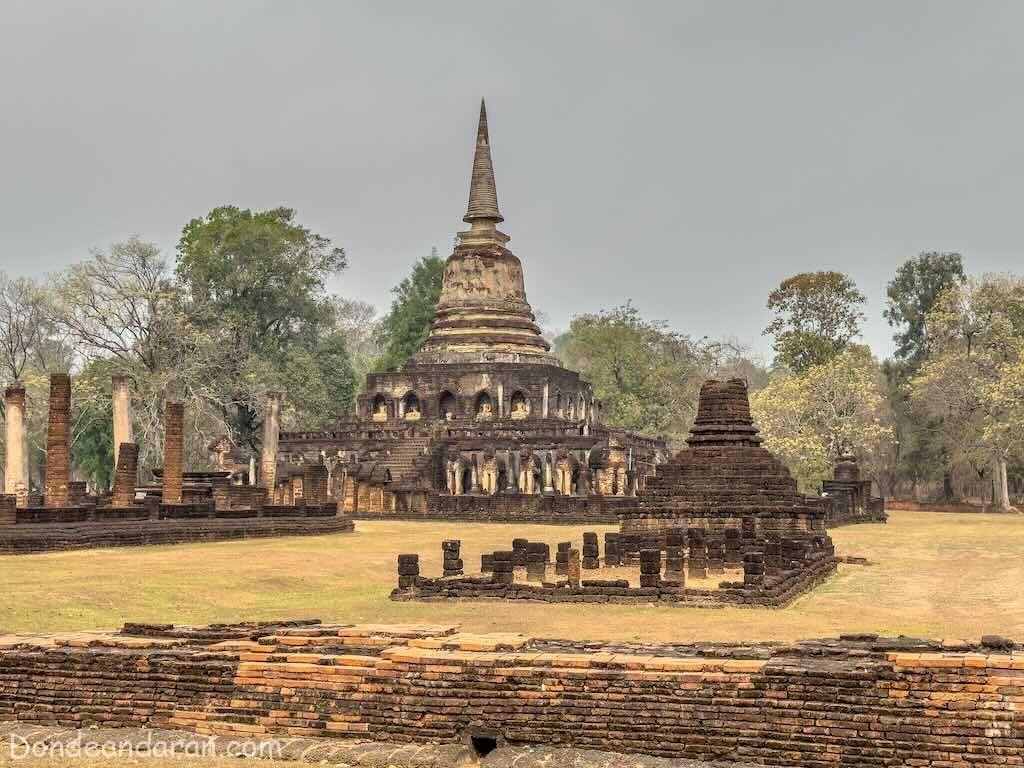 Wat Chang Lom, Si Satchanalai.