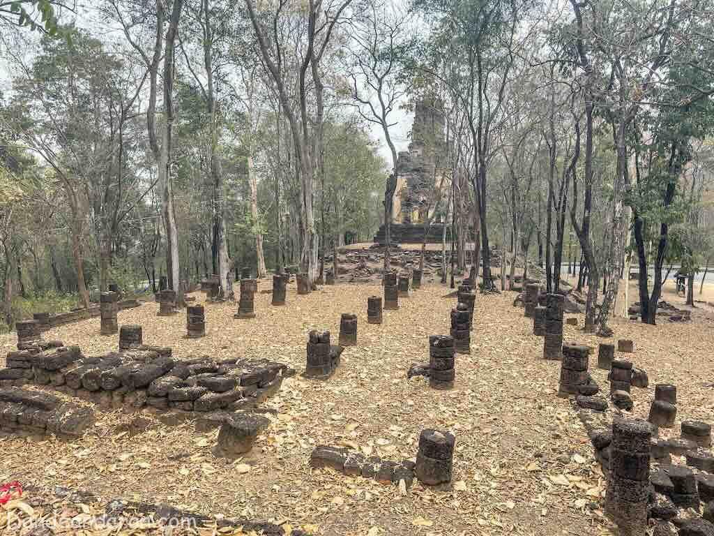 Wat Chedi Kao Yot, Si Satchanalai.