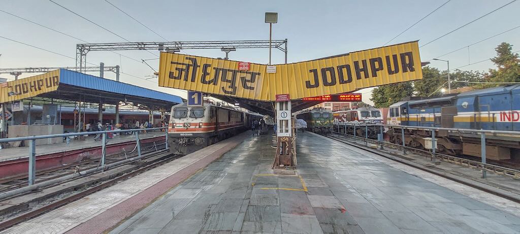 Estación de tren Jodhpur. Foto de Pinakpani.