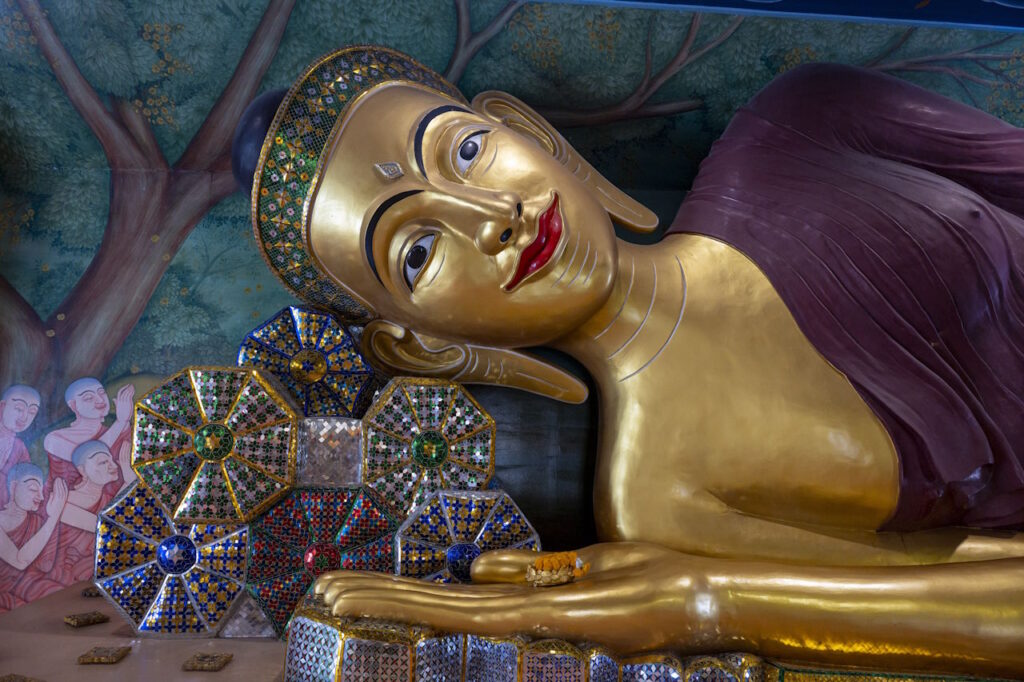 Buda reclinado.