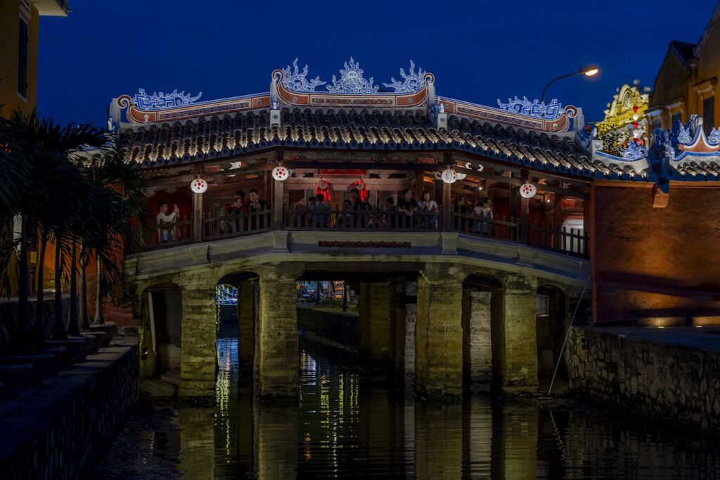 Puente cubierto japonés iluminado