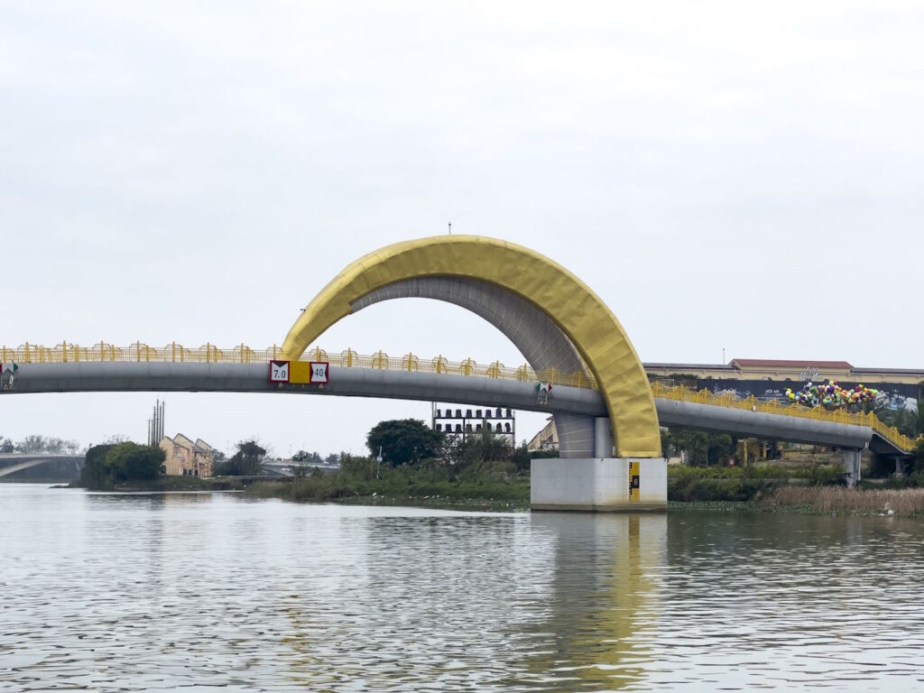 Impressions Bridge desde el paseo peatonal.