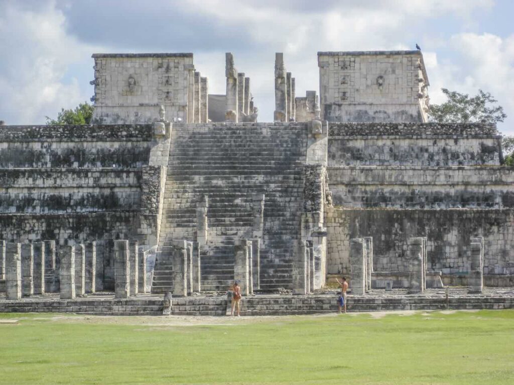 Templo de los Guerreros y Grupo de las Mil Columnas. Chichén Itzá.