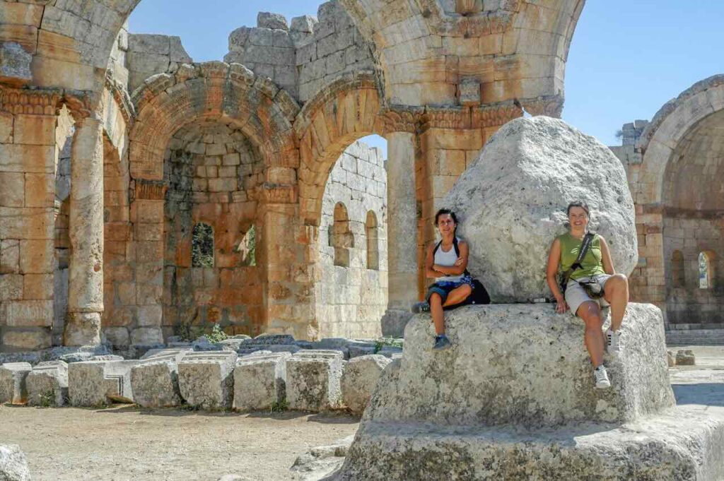Mis amigas Montse y Marta, en la columna. Siria.