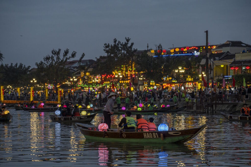 Barcas con farolillos en el río Thu Bon.