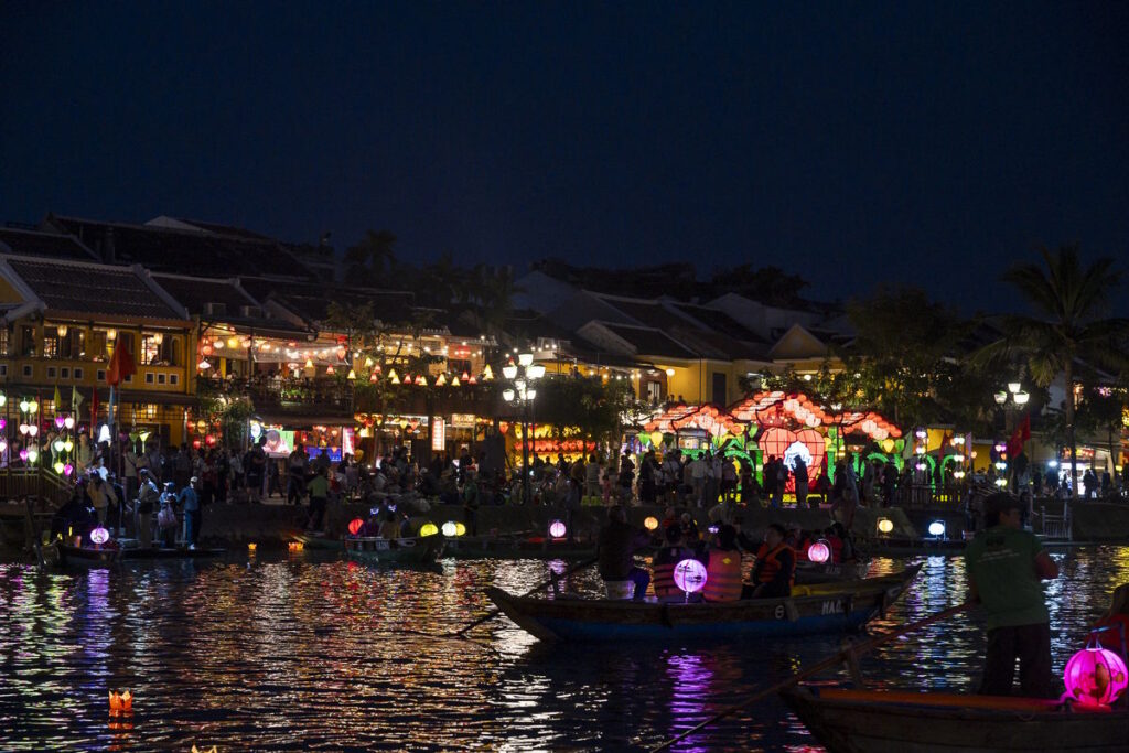 El río Thu Bon de noche