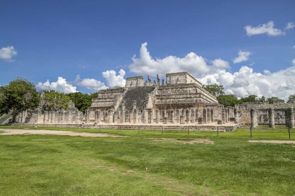 Templo de los Guerreros y Grupo de las Mil Columnas. Chichén Itzá.