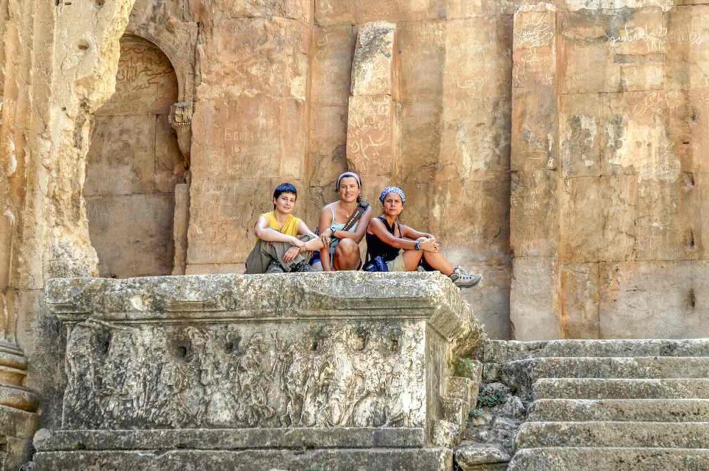 Con Montse y Marta en el templo de Baco, en Baalbeck.