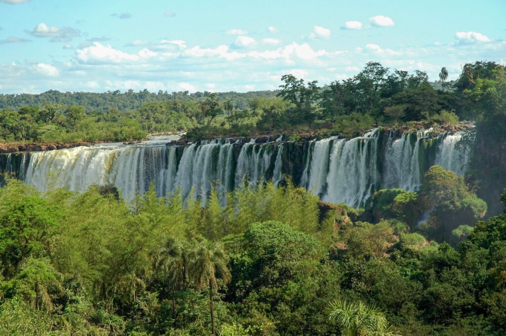 Saltos San Martín y Mbiguá desde el circuito superior de Iguazú.