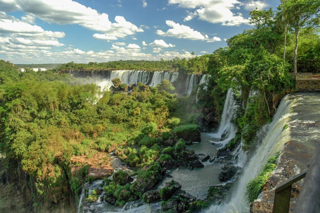 Varios de los saltos desde el circuito superior de Iguazú.