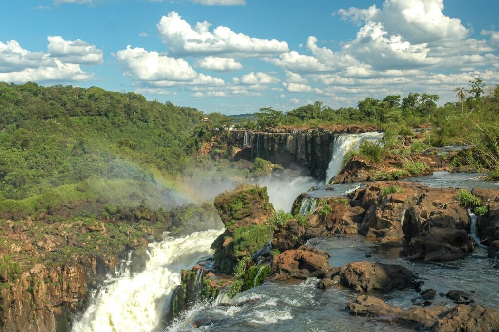 Saltos Mbiguá y San Martín.