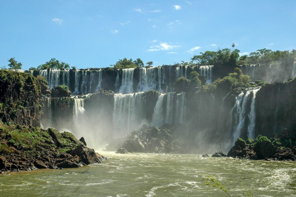 Saltos San Martín, Bbigúa y Bernarbé Méndez, desde el circuito inferior de Iguazú.