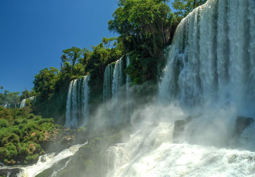 Saltos Bossetti y Dos Hermanas desde el circuito inferior de Iguazú.