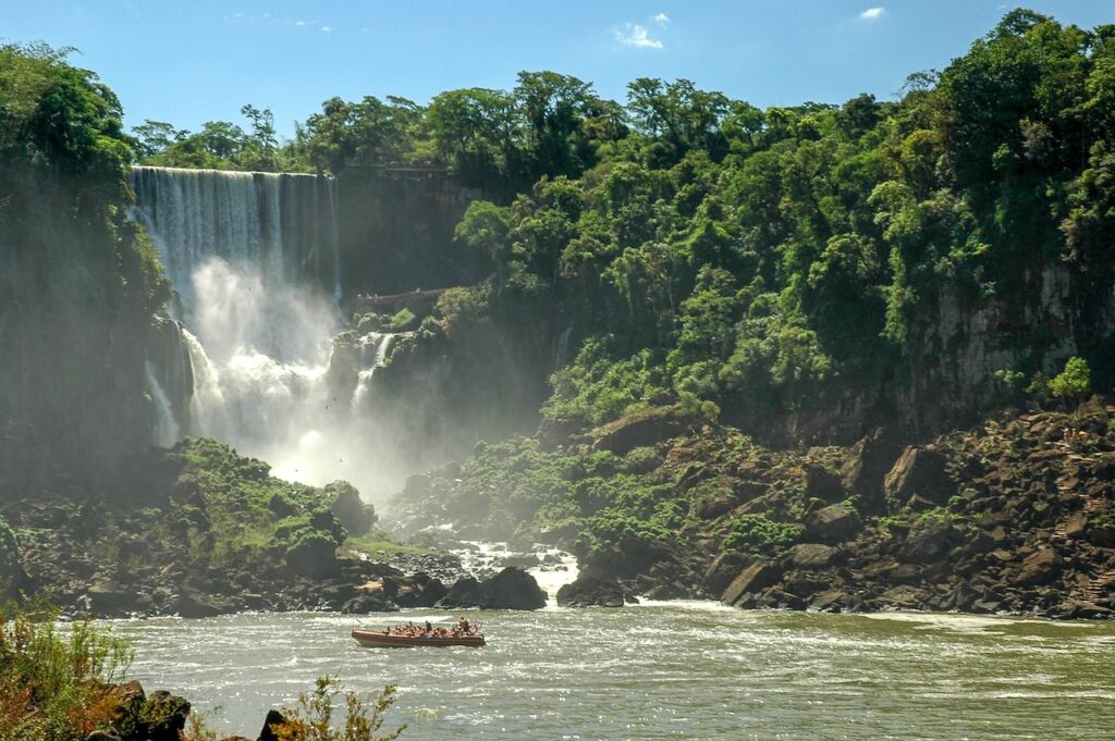 Salto Bossetti desde la barca. Iguazú.