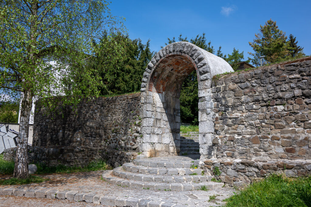 Puerta de entrada de las viejas murallas romanaas