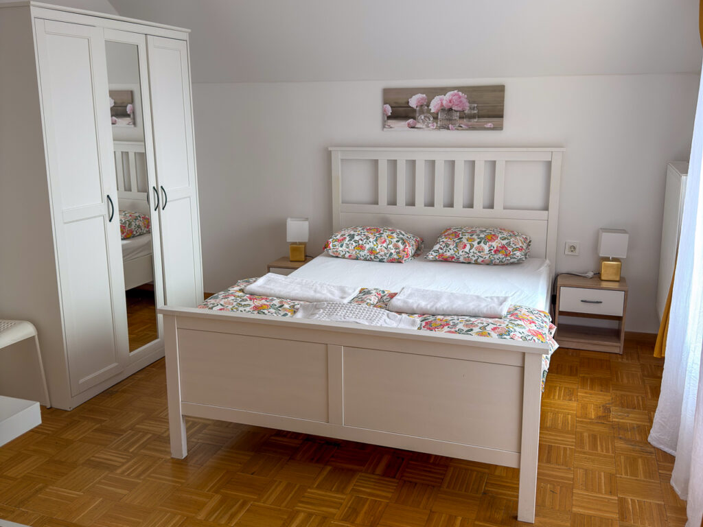 Apartments Maria Ljubljana. Habitación con baño compartido y terraza.