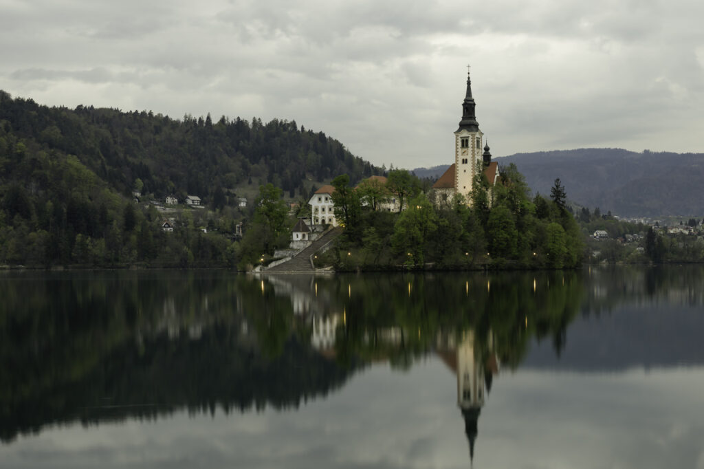 Paseo circular por el lago Bled.
