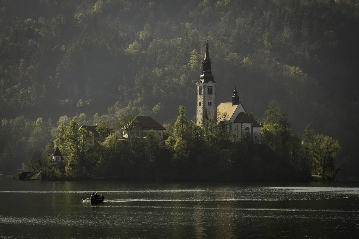 Paseo circular por el lago Bled.