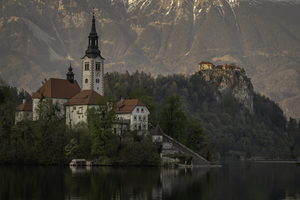 Iglesia de la Asunción de María y castillo de Bled