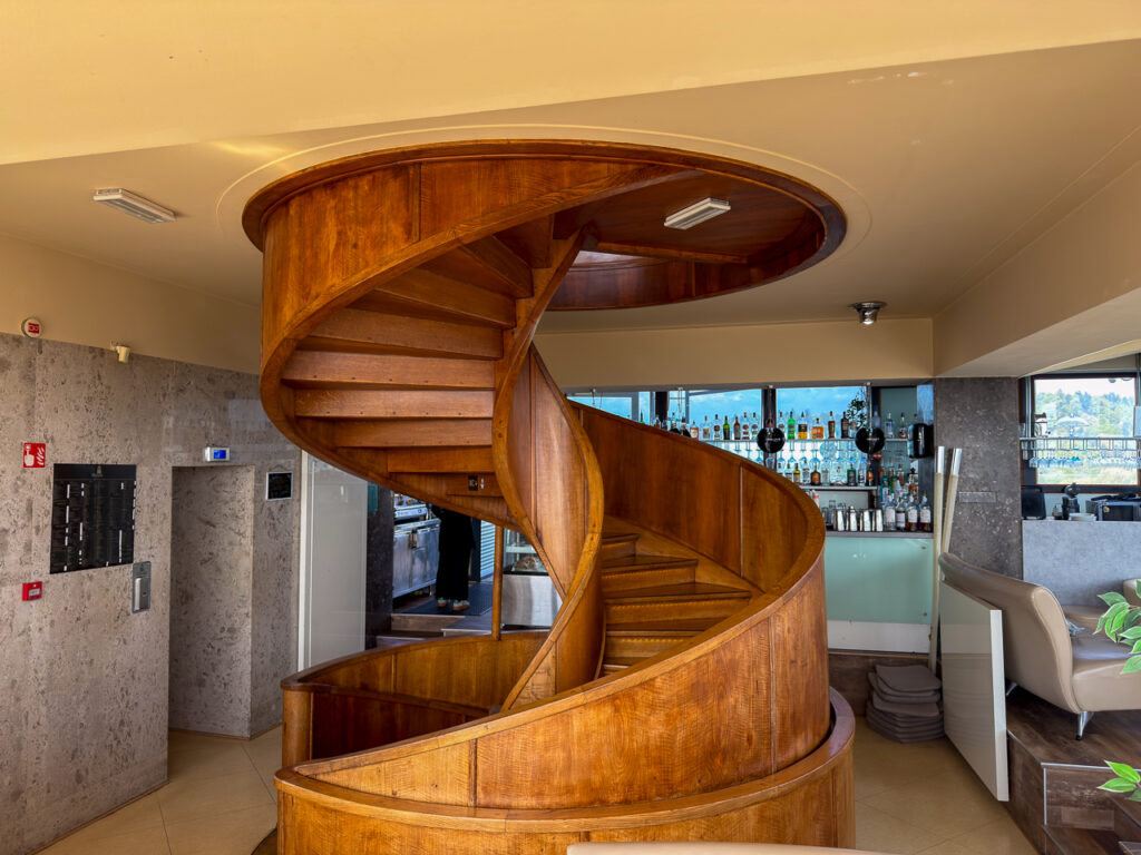 Preciosas escaleras en el bar.
