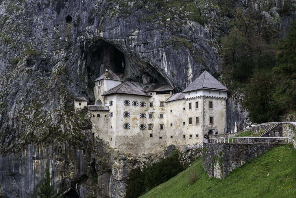 Castillo de Predjama construido en la pared rocosa
