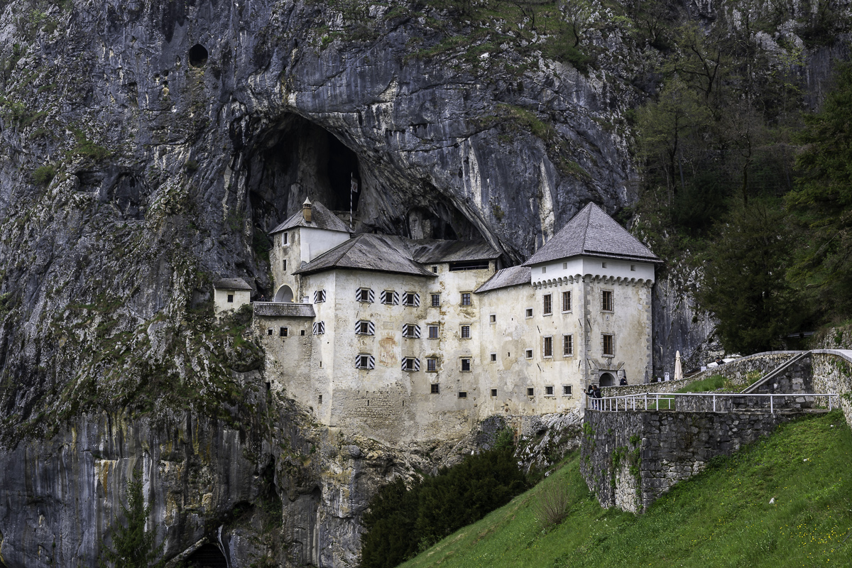 Castillo de Predjama construido en la pared rocosa