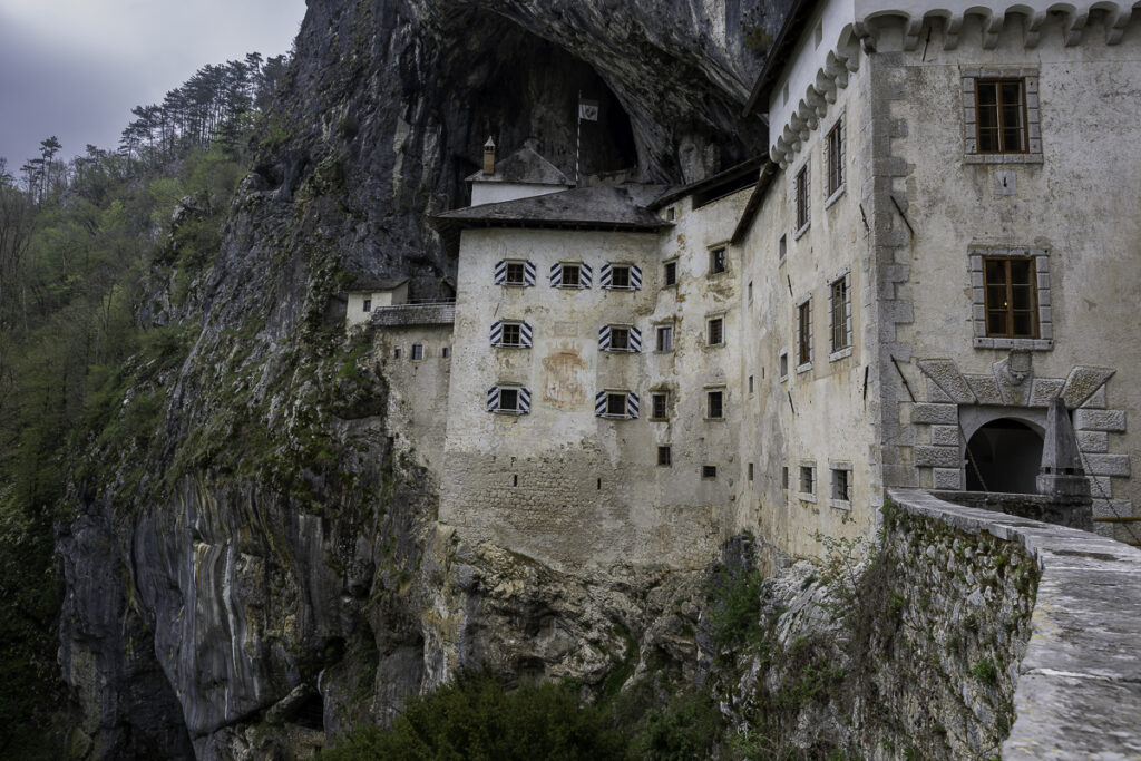 Castillo de Predjama integrado en la roca