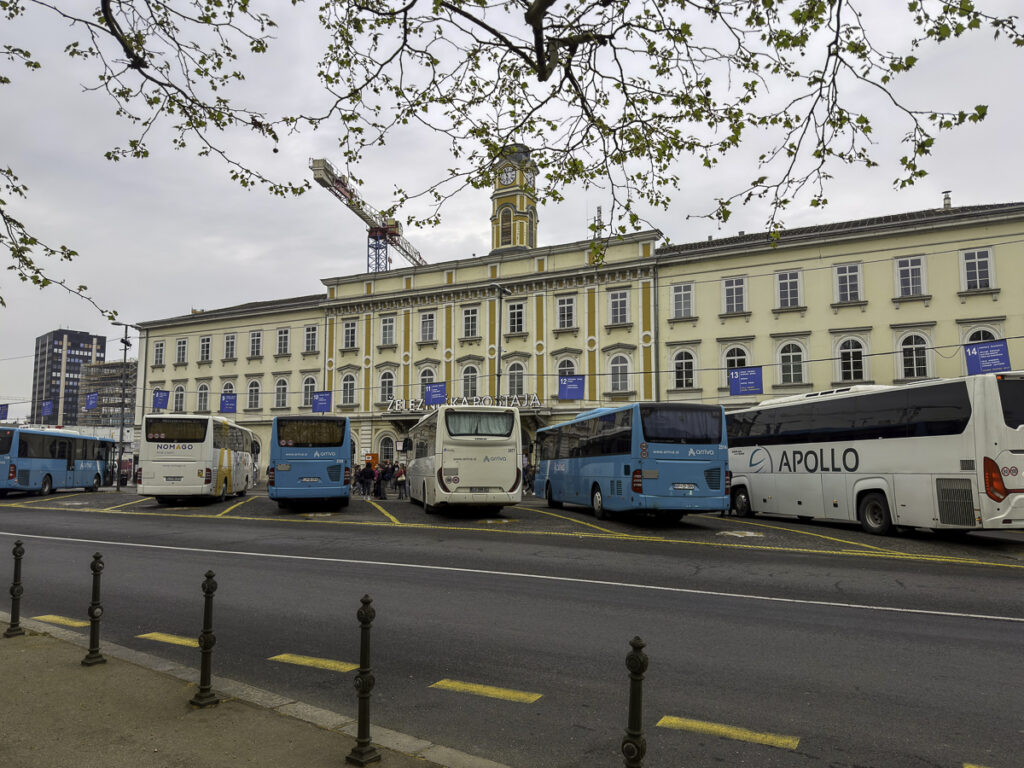 Frente a la estacion de bus de Ljubljana