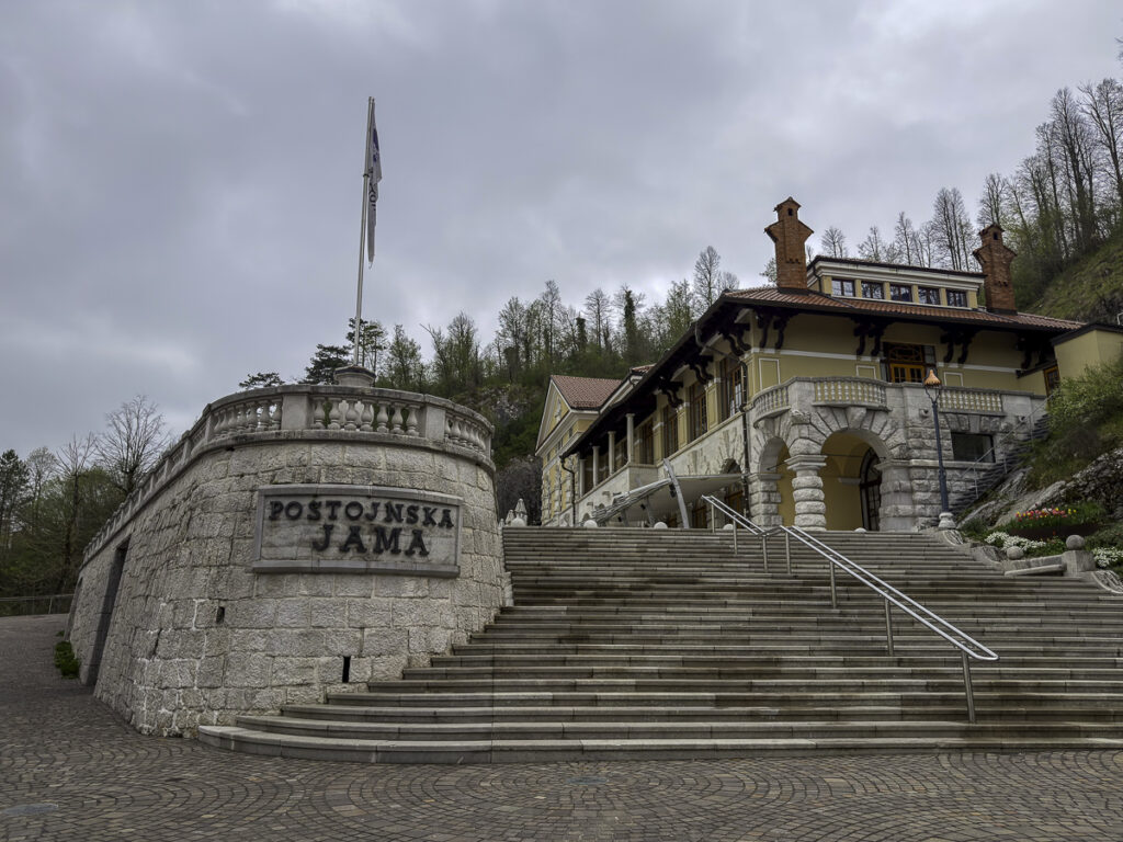 Cerca de la entrad de las cuevas de Postojna