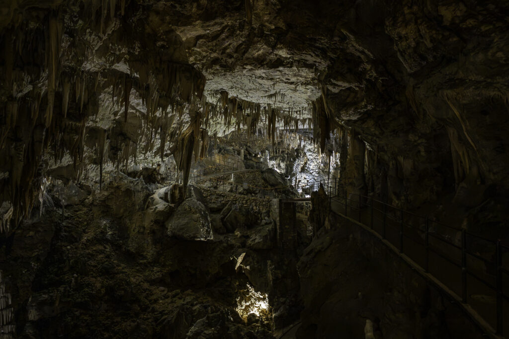 Interior de las Cuevas de Postojna en Eslovenia