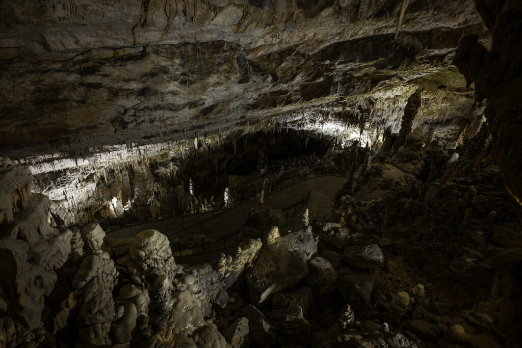 Vista elevada de uno de los pasajes de las cuevas de Postojna