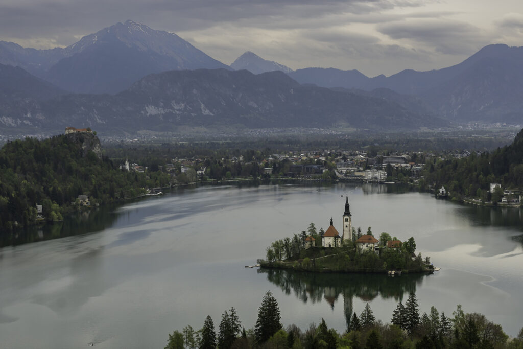 Vista del lago Bled con la isla, el castillo y los Alpes Julianos