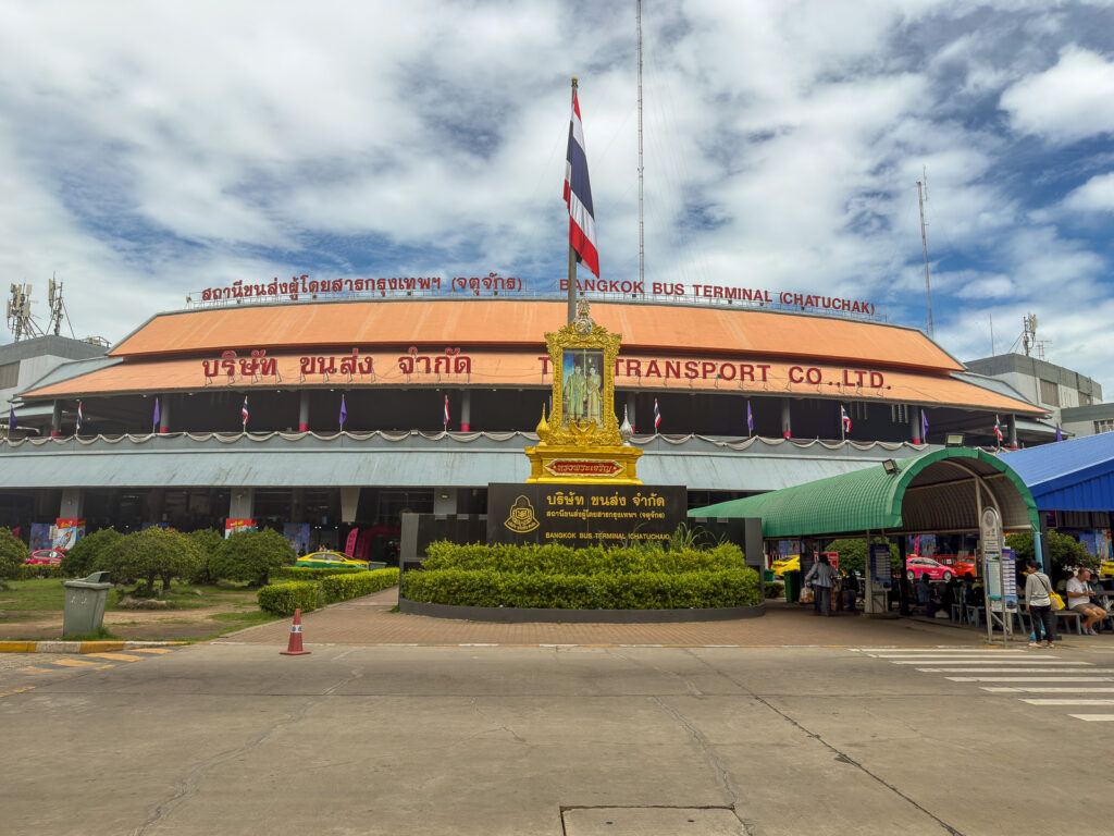 Fachada de la terminal de autobuses Mo Chit 2 de Bangkok