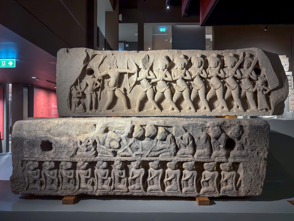 Dos dinteles de piedra superpuestos, tallados con grupos de figuras y escenas religiosas