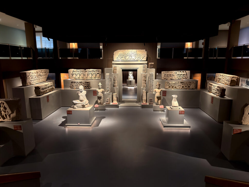 Vista general de una sala del Museo Nacional de Phimai con esculturas, dinteles y una portada de piedra