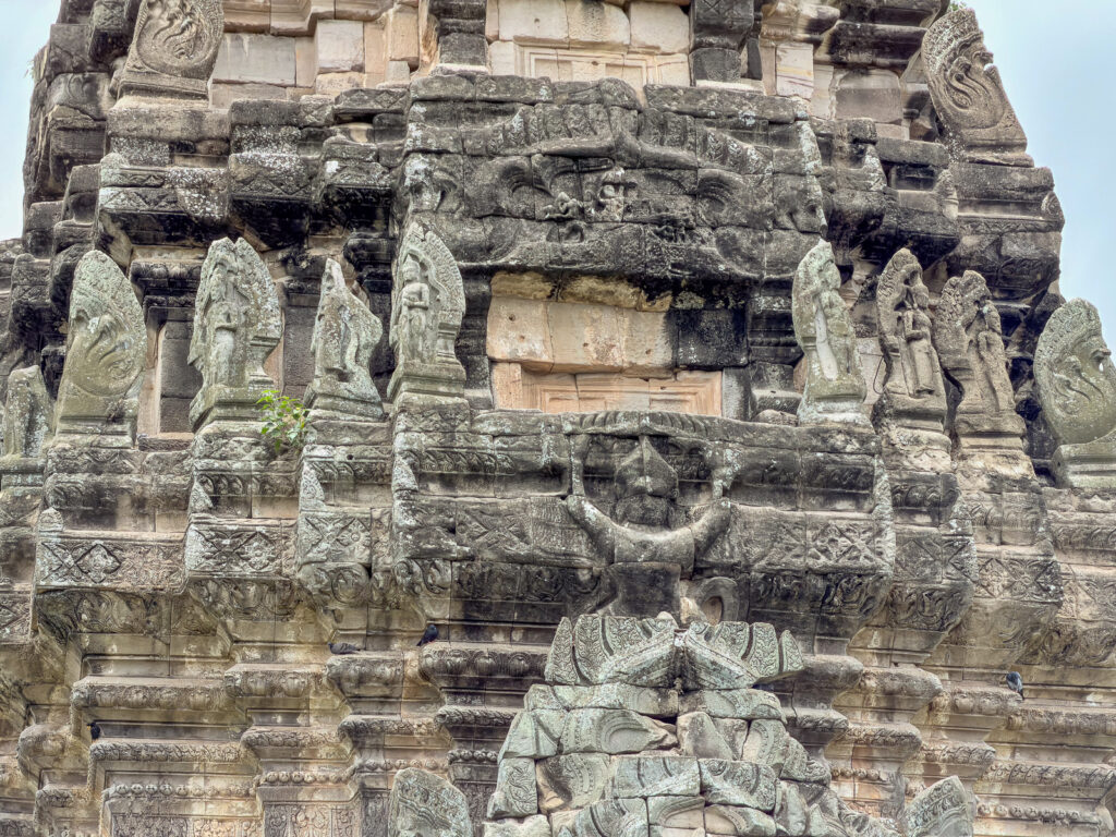 Figuras y motivos ornamentales tallados en la parte superior del templo de Phimai.