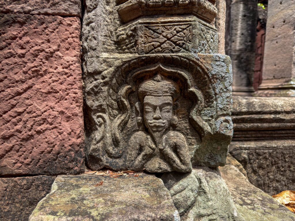 Figura esculpida en la base de una columna de piedra de Phimai