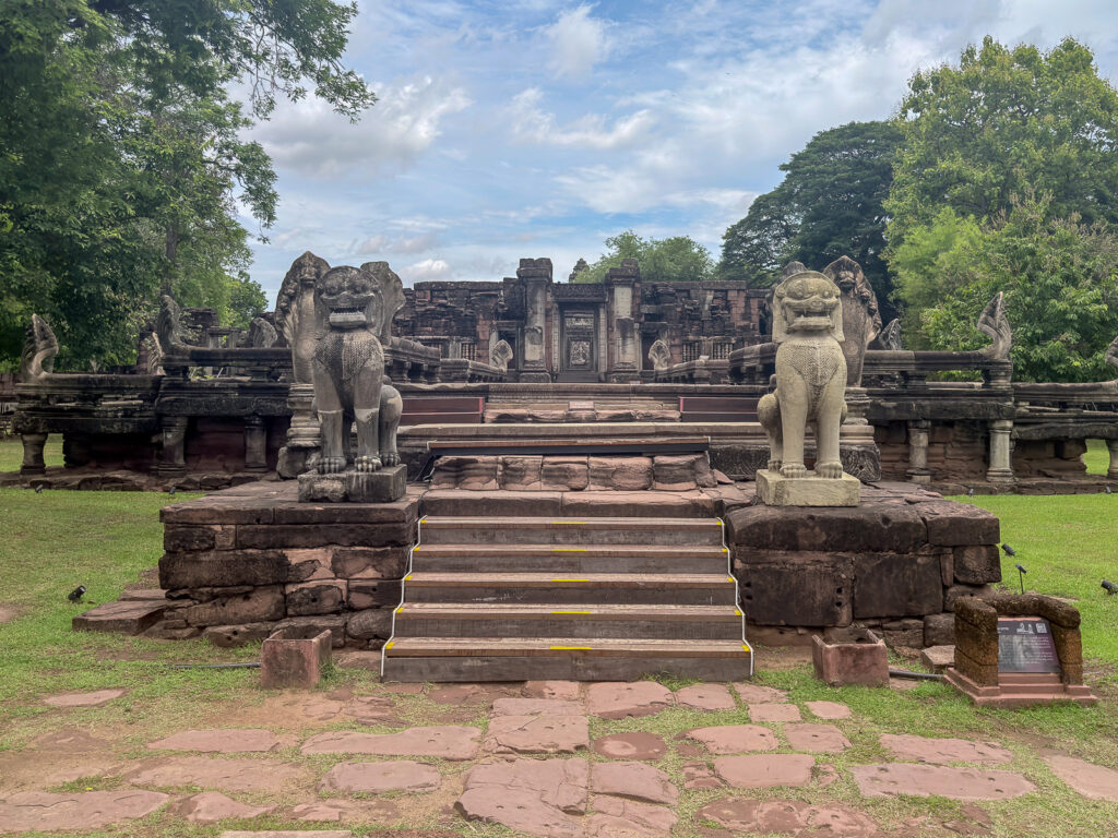 Escalinata entre dos esculturas de leones, con el templo de Phimai al fondo