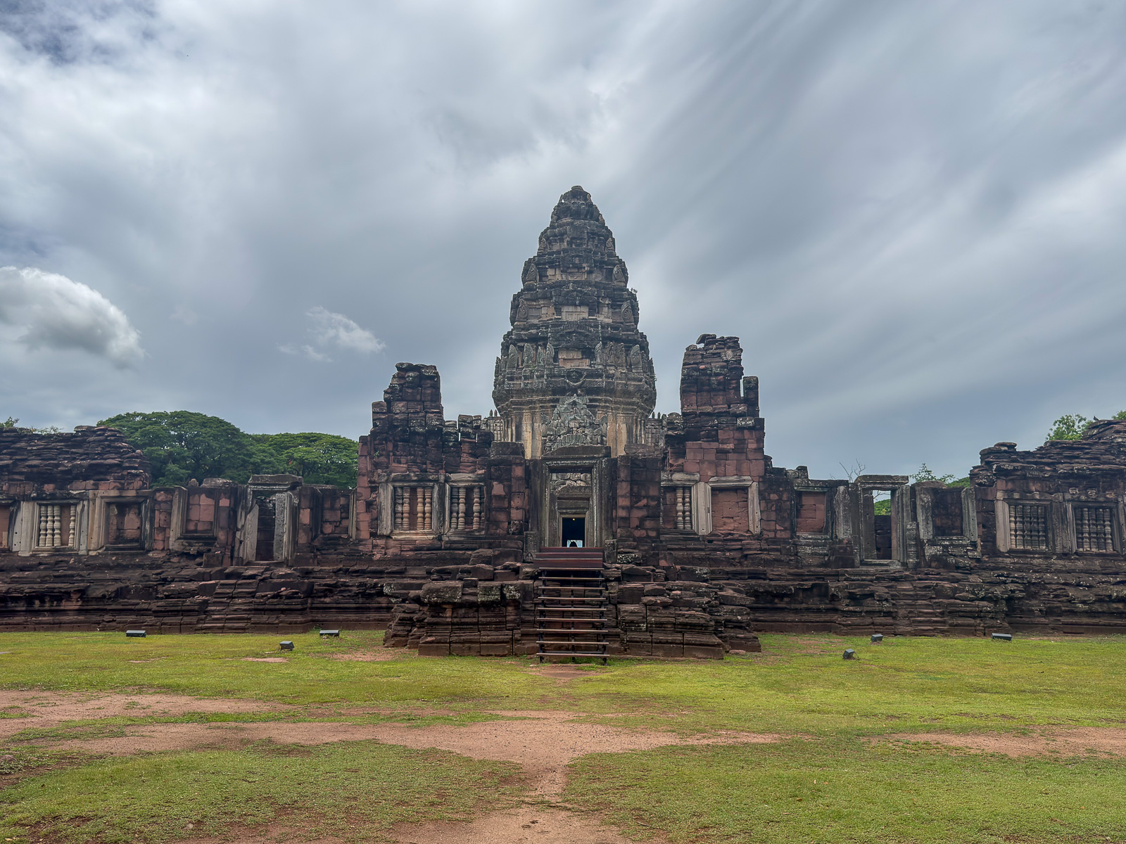 conjunto jemer de Phimai. Panorámica del templo de Phimai bajo un cielo nuboso