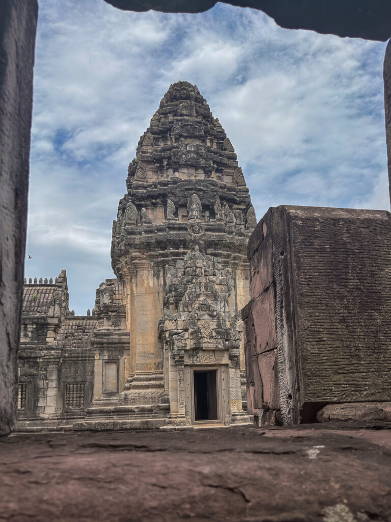 Torre del santuario de Phimai vista a través de una puerta de piedra