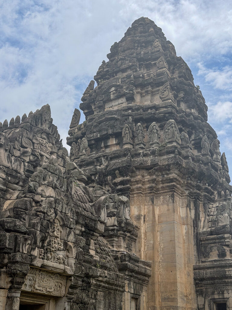 Torre de Phimai vista desde abajo, con frontones y relieves de piedra
