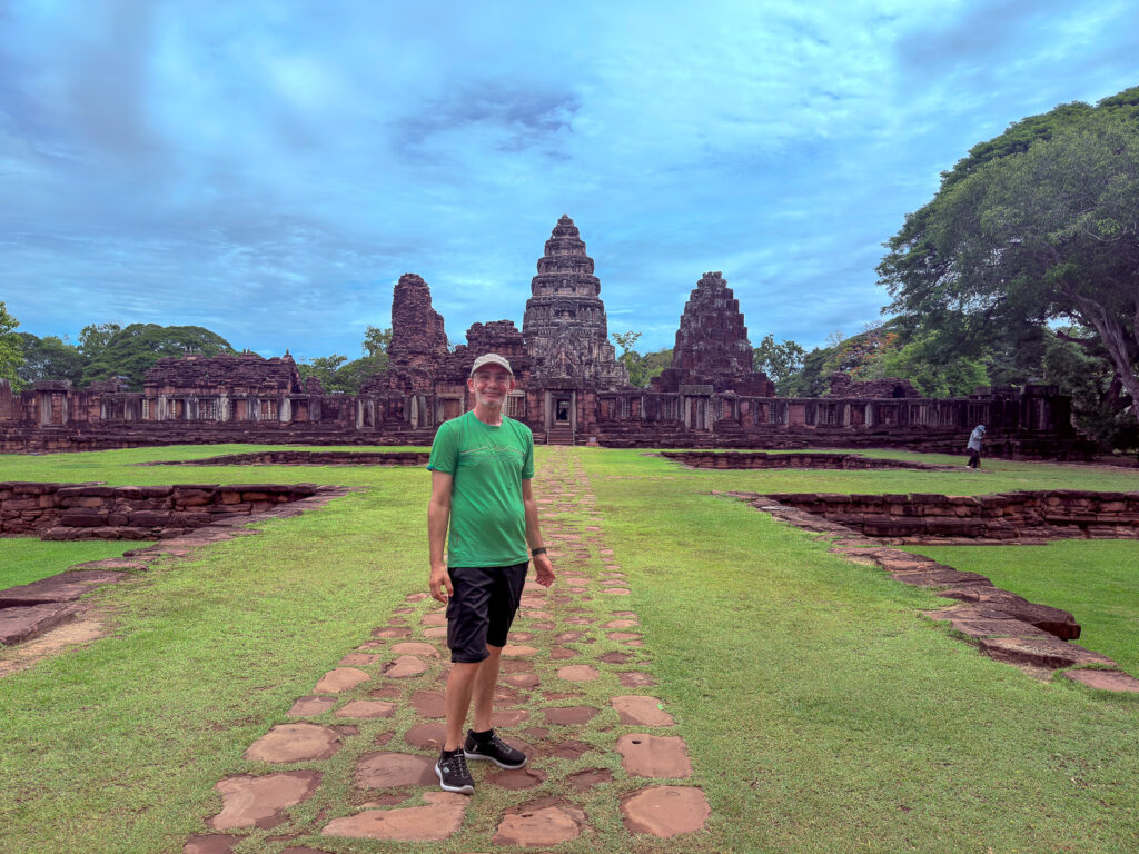 Posando frente al santuario de Phimai, junto al camino de piedra