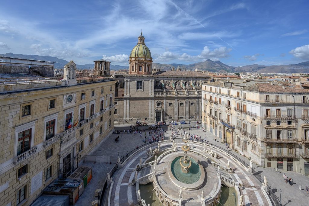 Plaza y Fontana Pretoria. Palermo.